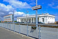 Both large and small nameboard signs on the down platform at Dun Laoghaire. The superb building behind is the 19th century constructed Habour Masters building.